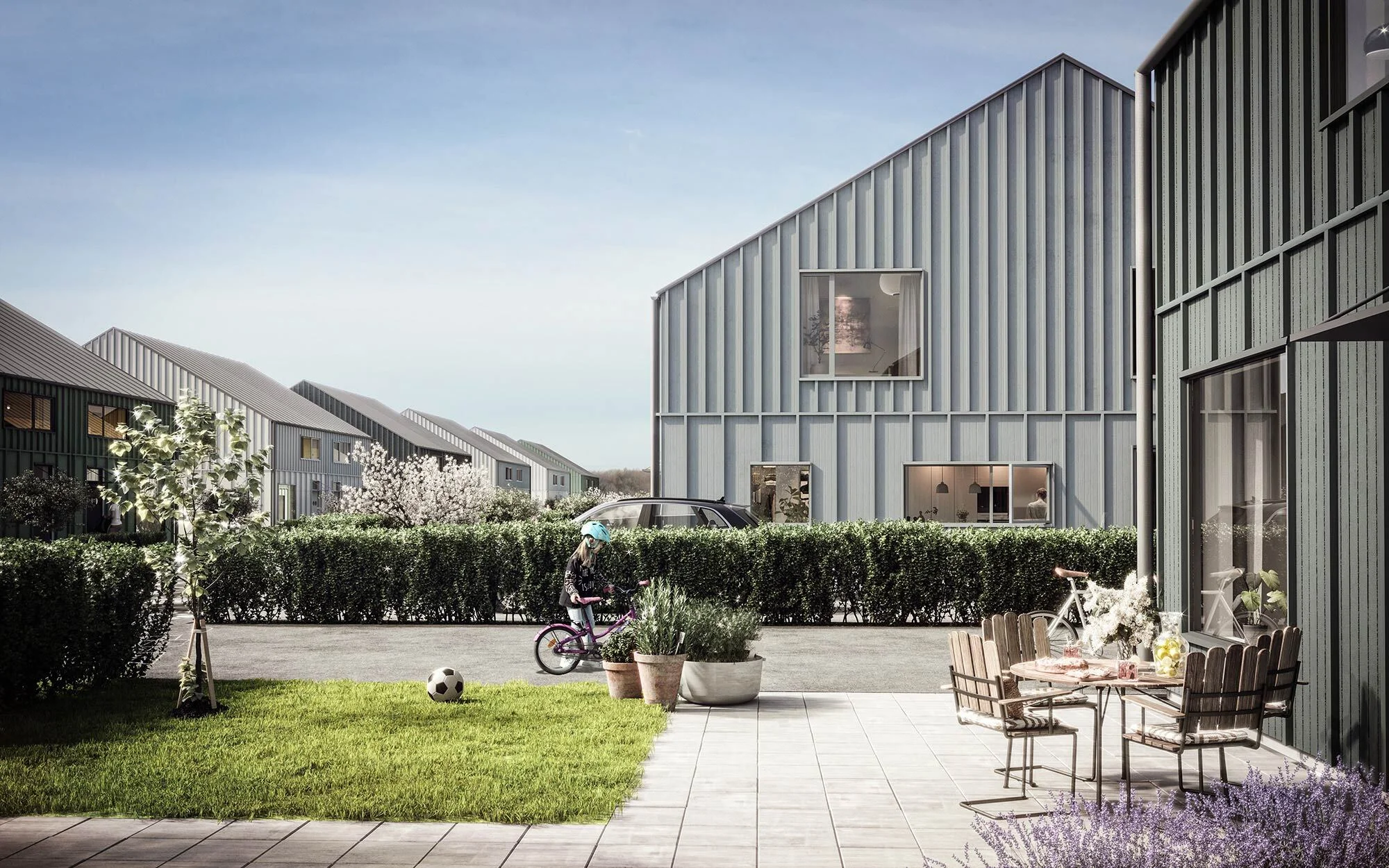 Parhus med grå träfasad, trädgård och uteplats.